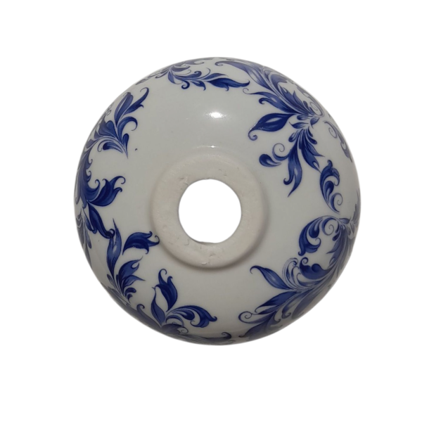 Porcelain chandelier piece with blue iris flower patterns چینی سفید تزئین شده با گل‌های آبی برای لوستر