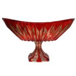 ظرف پذیرایی شیشه‌ای قرمز با تزئینات طلایی.