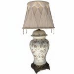 لوستر رومیزی طرح سنتی با پایه فلزی، بدنه گلدانی شکل سرامیکی و شید پارچه‌ای.