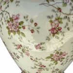 آباژور رومیزی، نمای نزدیک از بدنه سرامیکی با طرح گل‌های رز صورتی.