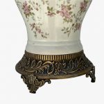 پایه برنزی آباژور سرامیکی گلدار، با طرح برجسته اسلیمی و پایه‌های کوچک.