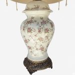 آباژور چینی با نقوش گل‌های صورتی، مناسب برای دکوراسیون سنتی و پذیرایی.