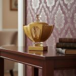 شکلات خوری شیک طلایی با پایه، مناسب برای دکوراسیون منزل یا پذیرایی.