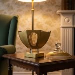 کاسه درب‌دار طلایی: یک قطعه هنری در میز پذیرایی.