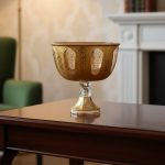 کاسه پایه‌دار شیشه‌ای سلطانی اصفهان با روکش طلایی و طرح‌های اسلیمی نفیس، مناسب دکوراسیون لوکس و سرو پذیرایی شیک.