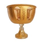 ALT TEXT پیشنهادی: کاسه پایه‌دار شیشه‌ای طلایی سلطانی اصفهان با حکاکی‌های سنتی و طراحی اسلیمی زیبا، مناسب دکوراسیون کلاسیک و سرو پذیرایی مجلسی.