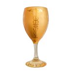 تصویر نزدیک جام طلایی پذیرایی مدل سلطان برای نوشیدنی‌های سرد