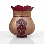 لاله شیشه‌ای آباژور و شمعدان طرح سلطان با رنگ زرشکی و نقش سنتی