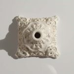 شمعدان کلاسیک سفید و طلایی برای دکوراسیون داخلی و سفره عقد.