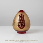 قطعه شیشه‌ای تزئینی آباژور با طرح برجسته اسلیمی و رنگ پختی قرمز و طلایی