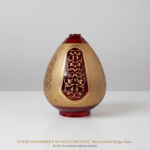 قطعه شیشه‌ای تزئینی آباژور با طرح برجسته اسلیمی و رنگ پختی قرمز و طلایی