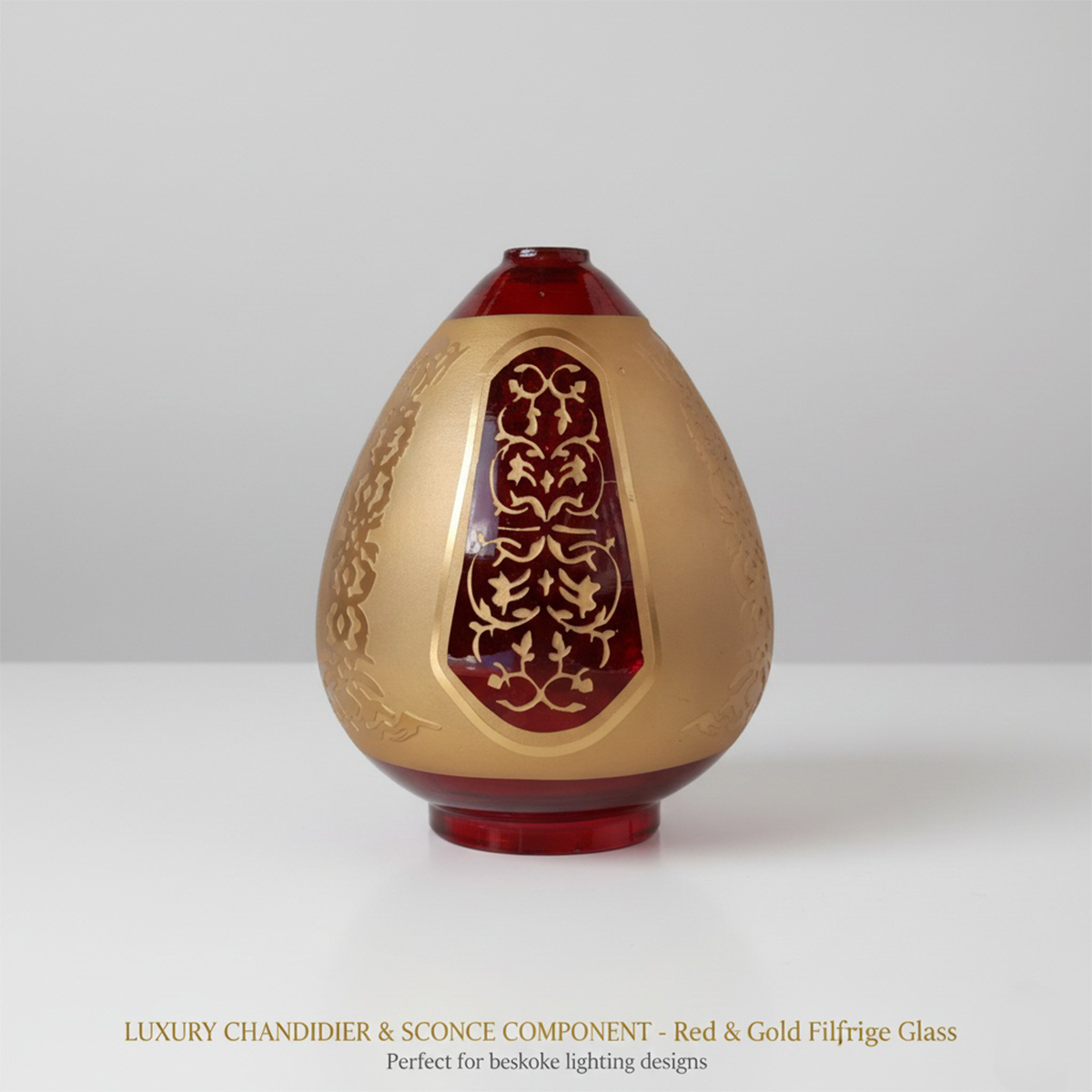 قطعه شیشه‌ای تزئینی آباژور با طرح برجسته اسلیمی و رنگ پختی قرمز و طلایی