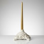 Alt 1: شمعدان چینی سفید با نقوش برجسته اسلیمی و تزیینات طلایی هنر نقشستان.