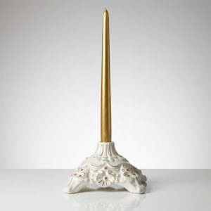 Alt 1: شمعدان چینی سفید با نقوش برجسته اسلیمی و تزیینات طلایی هنر نقشستان.