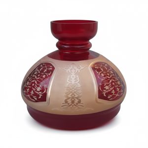 قالپاقی سلطان شیشه‌ای قرمز تراش‌خورده برای تولید شمعدان.