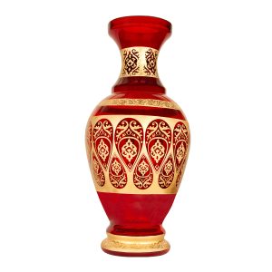 گلدان شیشه‌ای لوکس قرمز یاقوتی با نقوش سنتی اسلیمی و ختایی طلایی هنر نقشستان در پس‌زمینه سفید